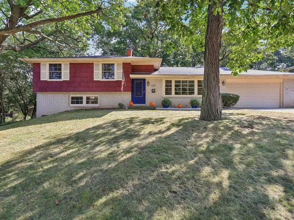 713 Sweetbriar DRIVE, Waukesha, WI 53186