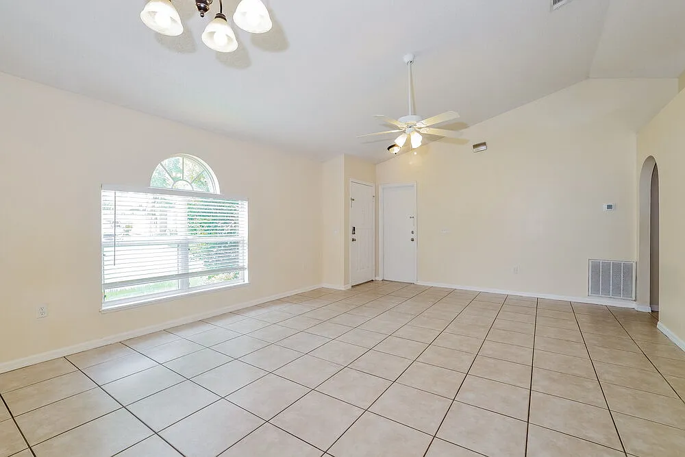 3 bed, 2.0 bath, 1303 sqft, $2,050 — Photo 4