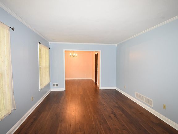 4th image of 1307 Country Squire Dr