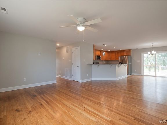 4th image of 7983 Colony Dr