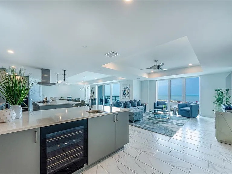 15 Avalon St #401 — Photo 4