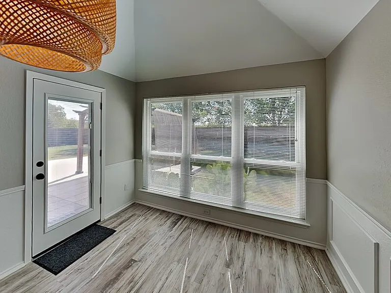 516 E Oak St — Photo 5