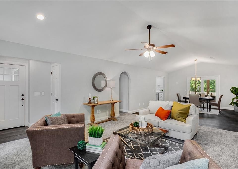 1st image of 3 Saint Andrews Ln