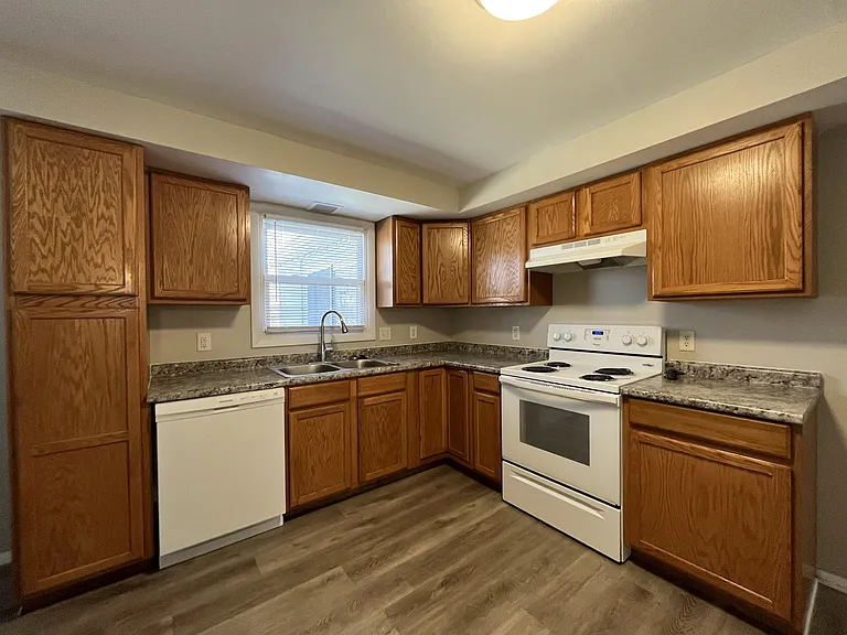 11020 McDowell Dr — Photo 7