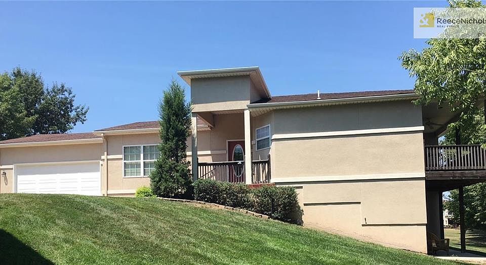 Brand new driveway in September 2018. HOA pays for lawn maintenance.