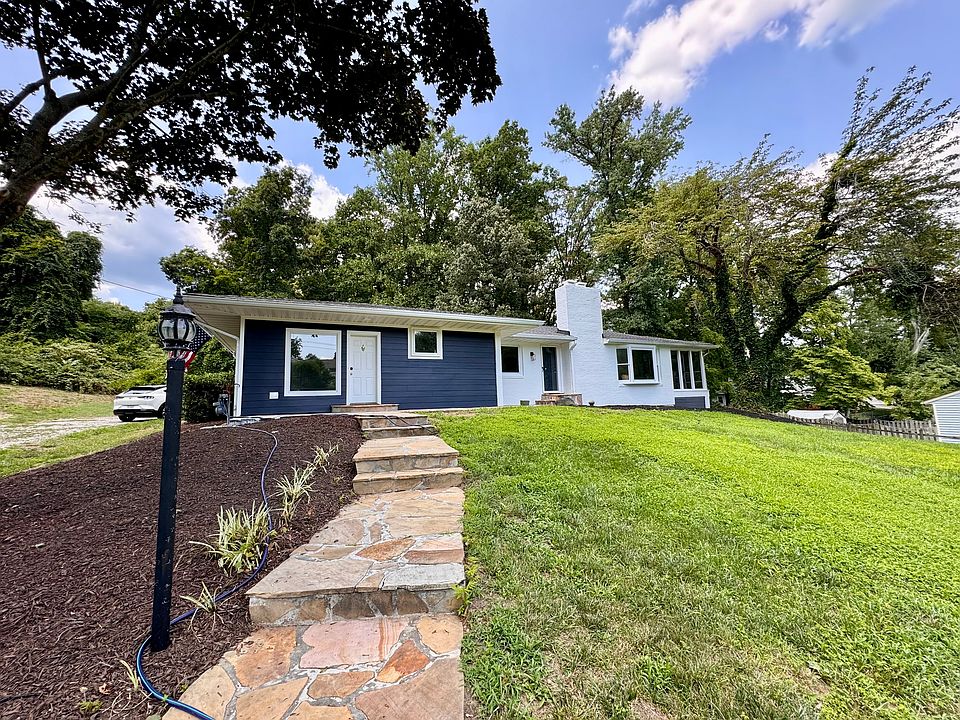 Large front yard, maintenance/cutting included.