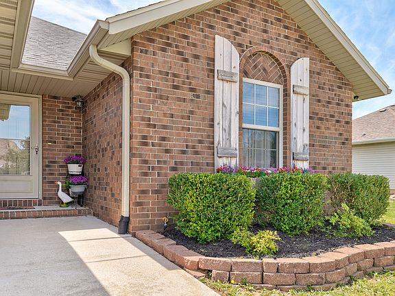 4th image of 548 E Whitethorn Drive