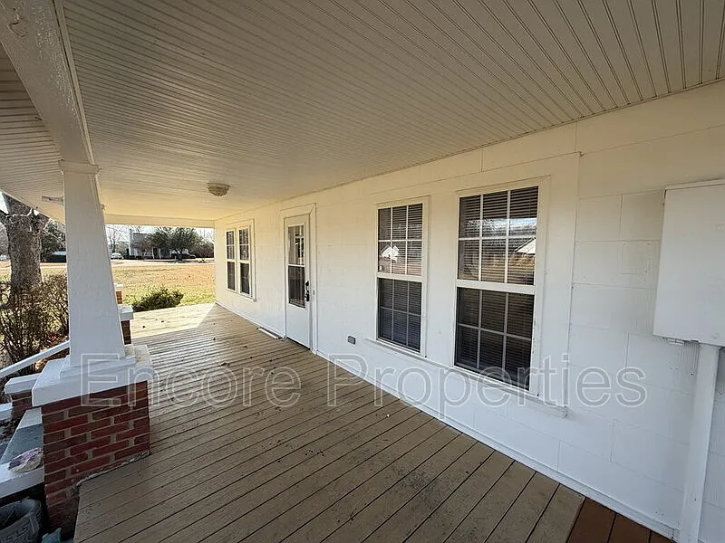4 bed, 2.5 bath, 1747 sqft, $2,000 — Photo 3