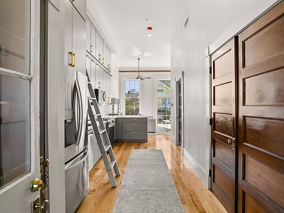 3rd image of 937 Dumaine St #201