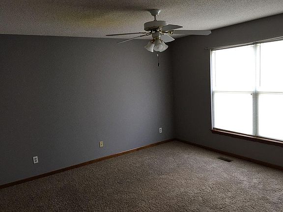 4th image of 939 Goldfinch Ln