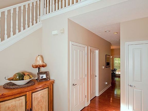 Inviting two story entry 