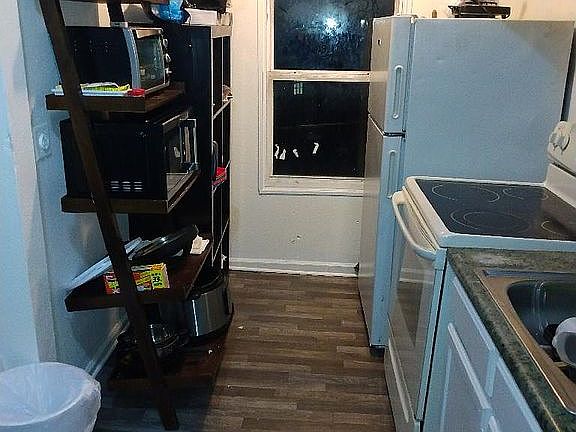 2nd image of 1140 Victory Blvd