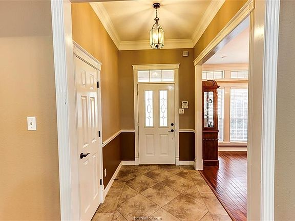 2nd image of 9000 Timber Knoll Dr
