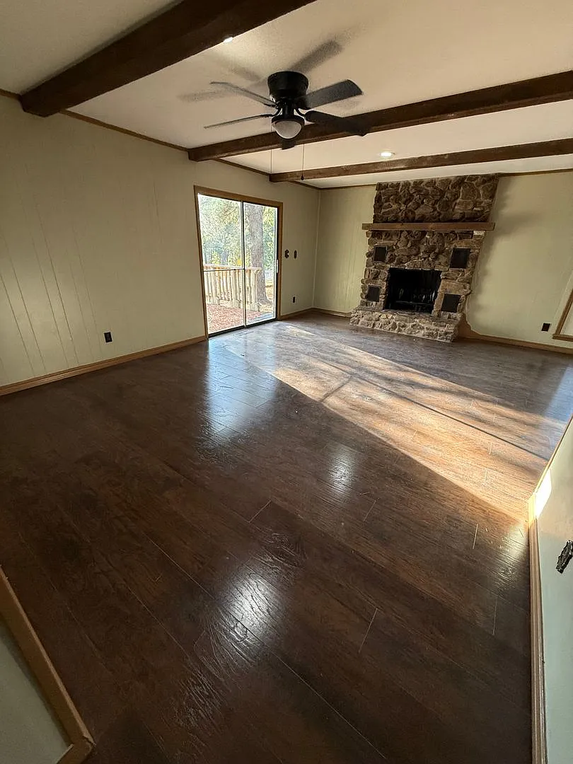 3 Bed 2 Bath House with 2 Car Garage in desired Neighborhood. Has gas Heat. — Photo 4