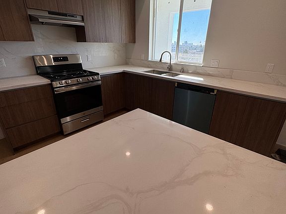 3rd image of 1717 Winona Blvd #503