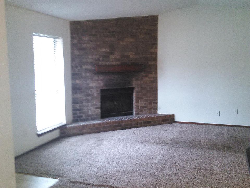2nd image of 1015 Acacia Cir