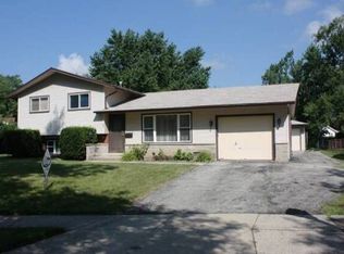 168 Basswood Dr, Elk Grove Village, IL 60007