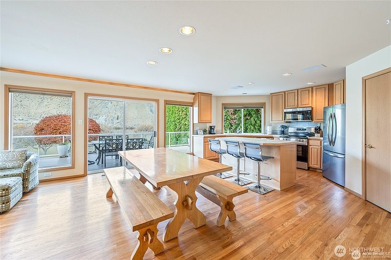 5th image of 345 Lakefront Drive
