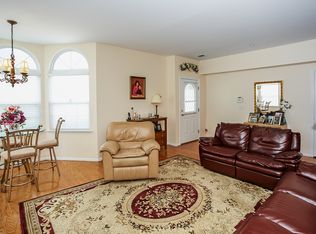 701 Narragansett Villas Dr, Lindenhurst, NY 11757