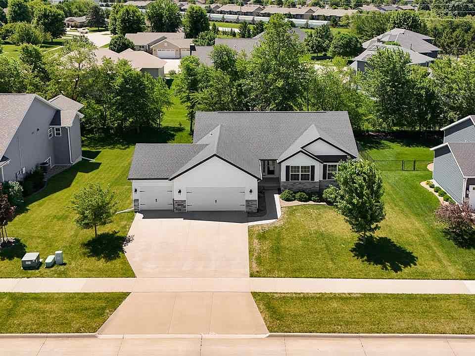 1st image of 990 Pheasant Ln