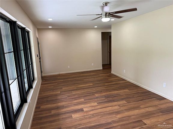 4th image of 1101 Kerria Ave