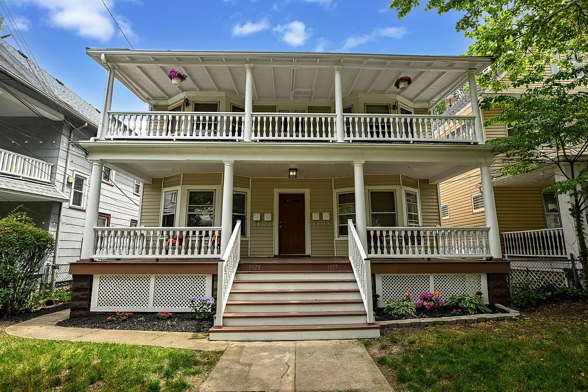 Building Photo - 1323 Beach Ave #2