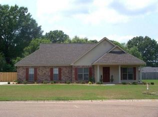 521 Chestnut St, Grenada, MS 38901