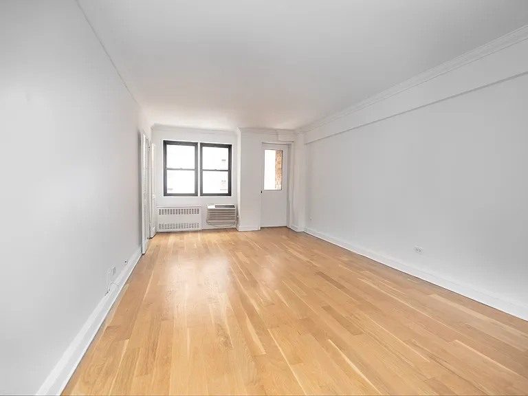 77 W 15th St #402 — Photo 1