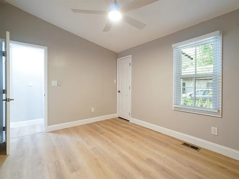 437 N Shine Ave — Photo 13