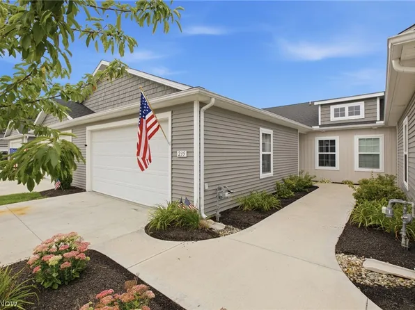 235 Silver Spring Cir, Elyria, OH 44035