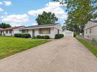 1218 Mount Vernon Dr, Bloomington, IL 61704