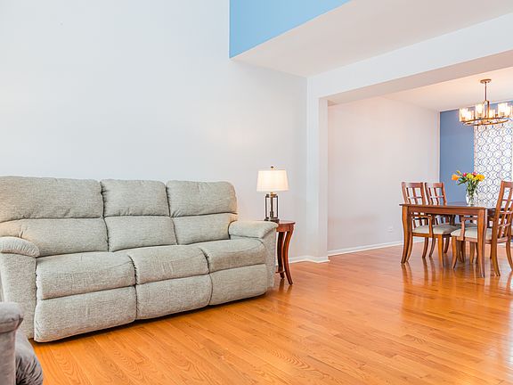 3rd image of 420 Knoll Crest Dr