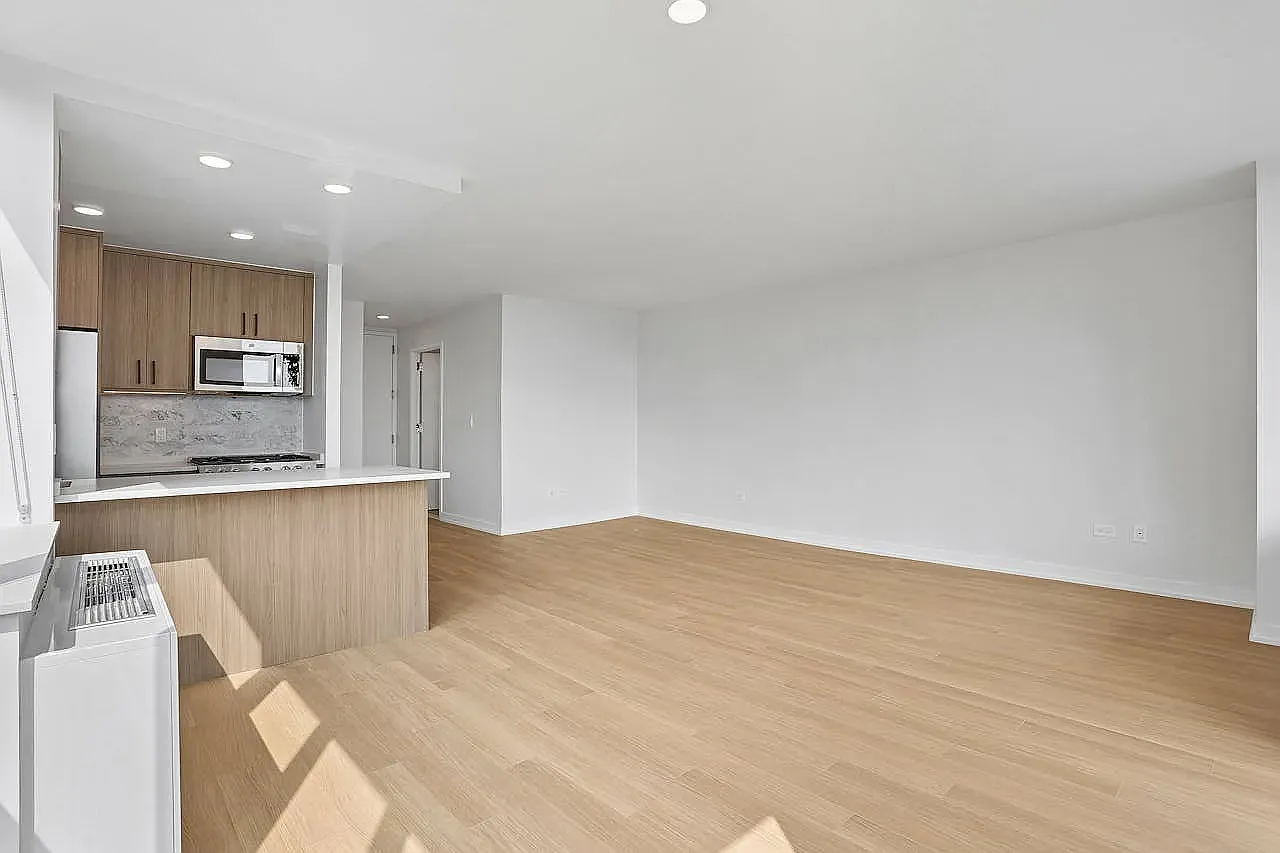 200 West 60th Street — Photo 4
