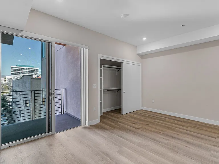 825 Coronado-Building — Photo 18