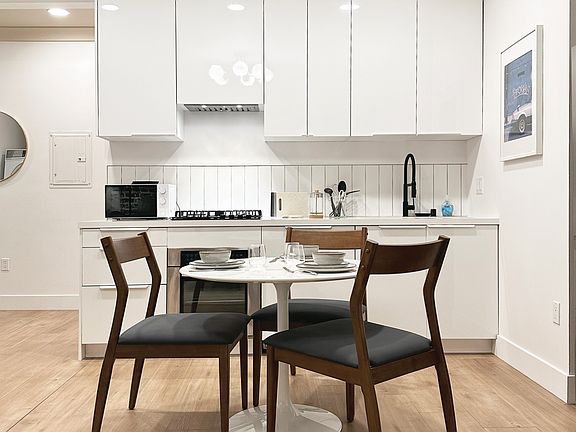 4th image of 630 S Cochran Ave #108