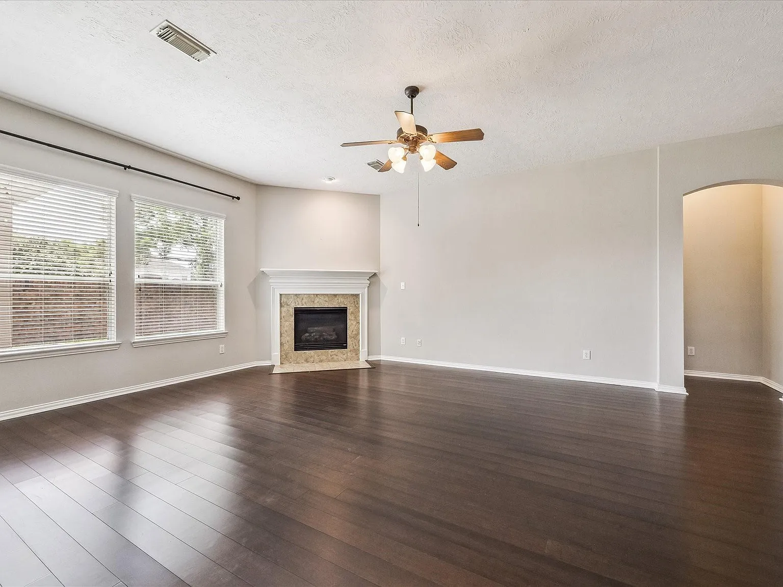 3 bed, 2.0 bath, 2333 sqft, $2,700 — Photo 4