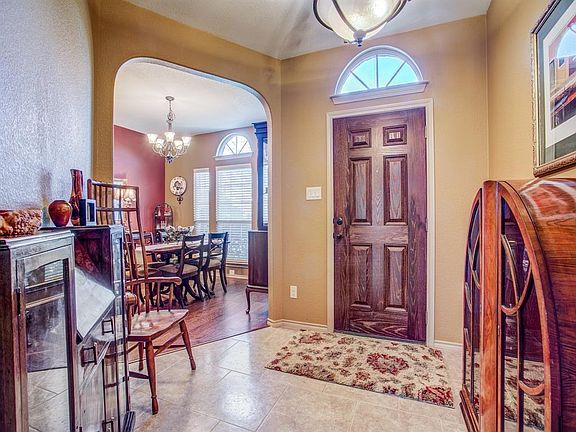 3rd image of 2909 Maple Creek Dr