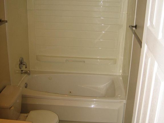 Hallway Bathroom w/ Shower & Bathtub