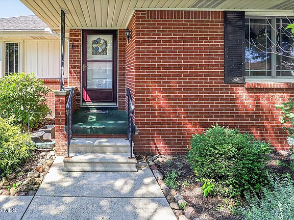 4th image of 190 Evergreen Dr