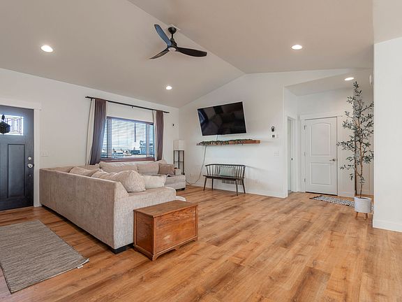 3rd image of 180 Meadow View Loop