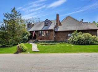 41 Ridgefield Rd, Centerport, NY 11721