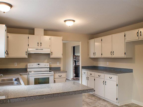 2nd image of 928 Camino Real Dr