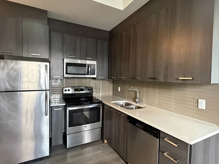 150 Main St W #509 — Photo 4