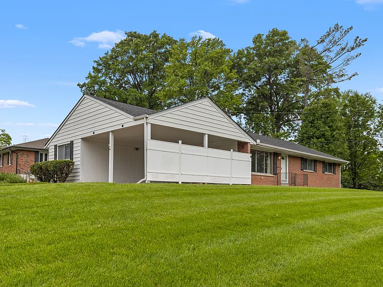 1001 Schulte Rd — Photo 2