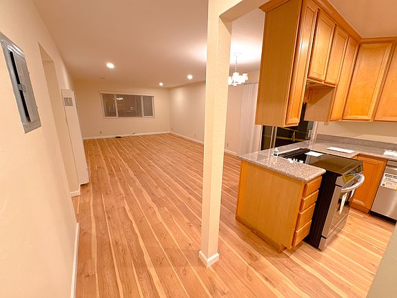 2nd image of 552 Everett Ave APT 6