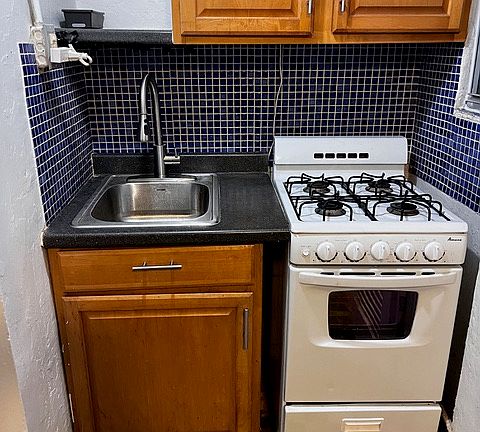 3rd image of 610 Jefferson Ave APT 8