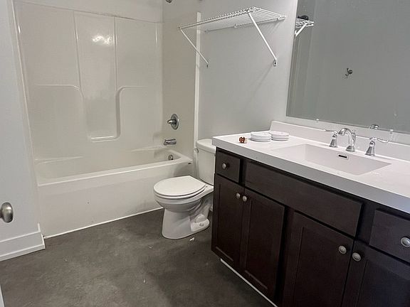 3rd image of 3212 Babylon Rd