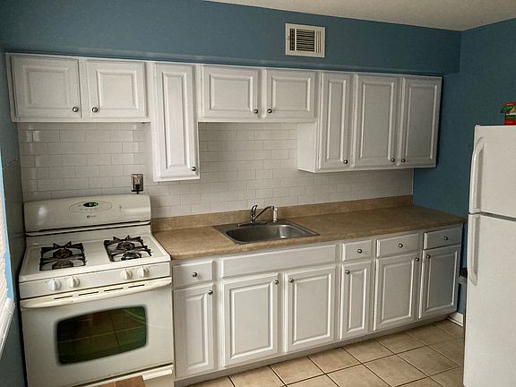 5th image of 3008 Tulip St