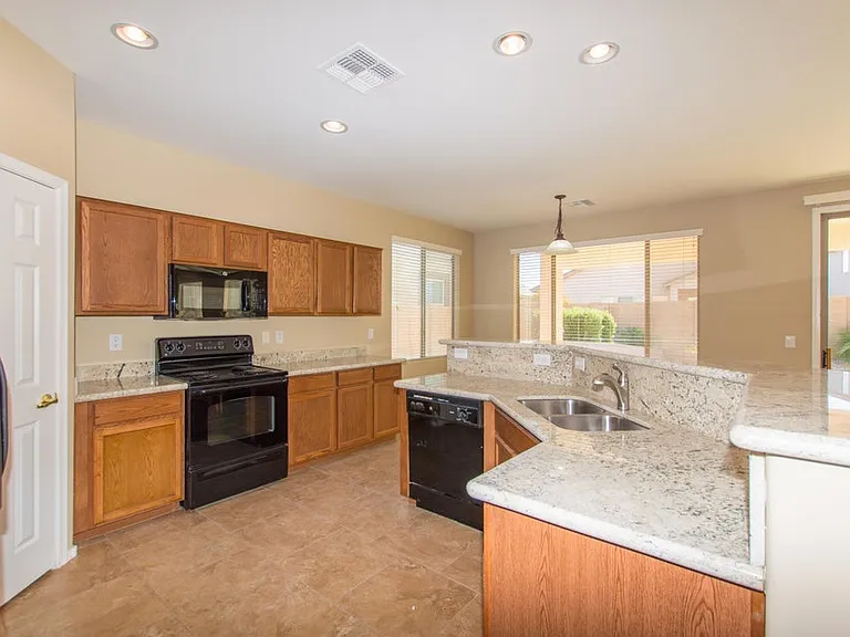 44023 W Bailey Dr — Photo 4