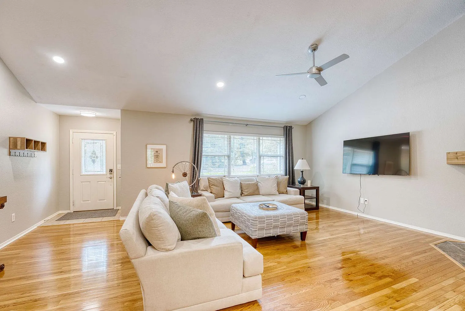 3 bed, 3.0 bath, 2497 sqft, $2,205 — Photo 3